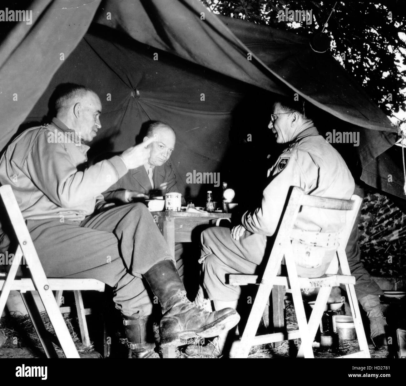 Normandie, Frankreich, um Juli 1944. General Eisenhower speist in einem Zelt mit anderen US-Beamten Stockfoto
