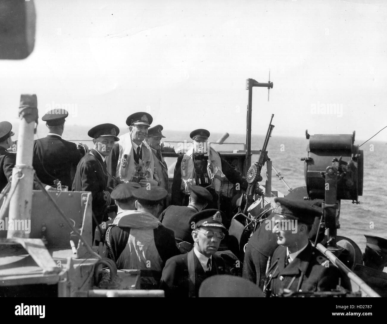 Courseulles-sur-Mer, Frankreich, 12. Juni 1944. Winston Churchill, Premierminister des Vereinigten Königreichs, an Bord eines Schiffes mit vielen Offizieren. Stockfoto