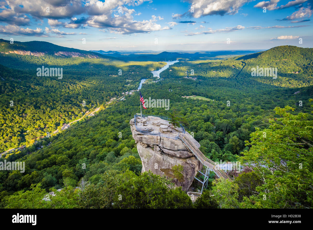 Ansicht des Chimney Rock und Lake Lure in Chimney Rock State Park, North Carolina. Stockfoto