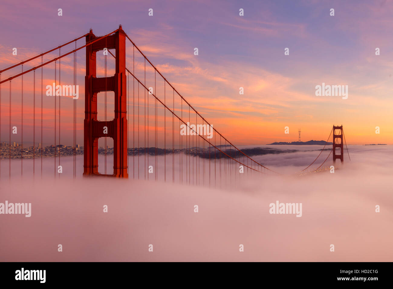 Die Golden Gate Bridge während des Sonnenuntergangs Stockfoto