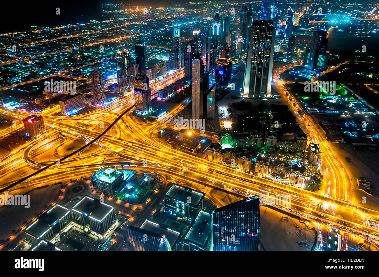Dubai, Vereinigte Arabische Emirate - 6. Januar 2012: Sheikh Zayed Road Nacht Blick vom Burj Kalifa "At the Top" Stockfoto