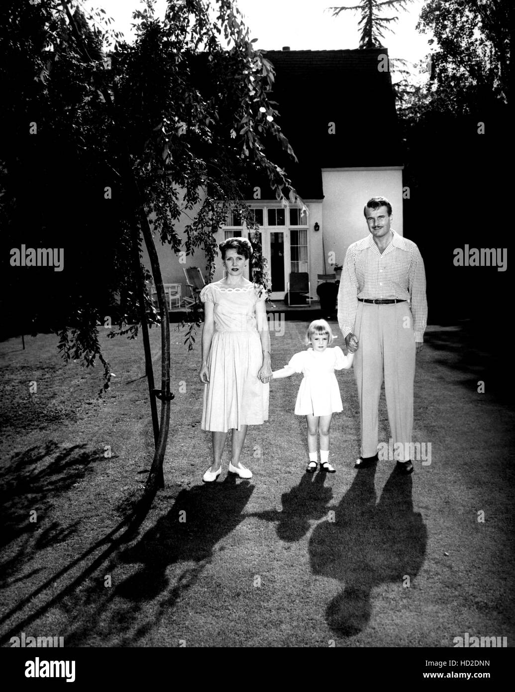 Kent Smith, Recht, mit seiner ersten Frau, Schauspielerin Betty Gillette  und ihre Tochter, Stacey Smith, ca. 1949 Stockfotografie - Alamy