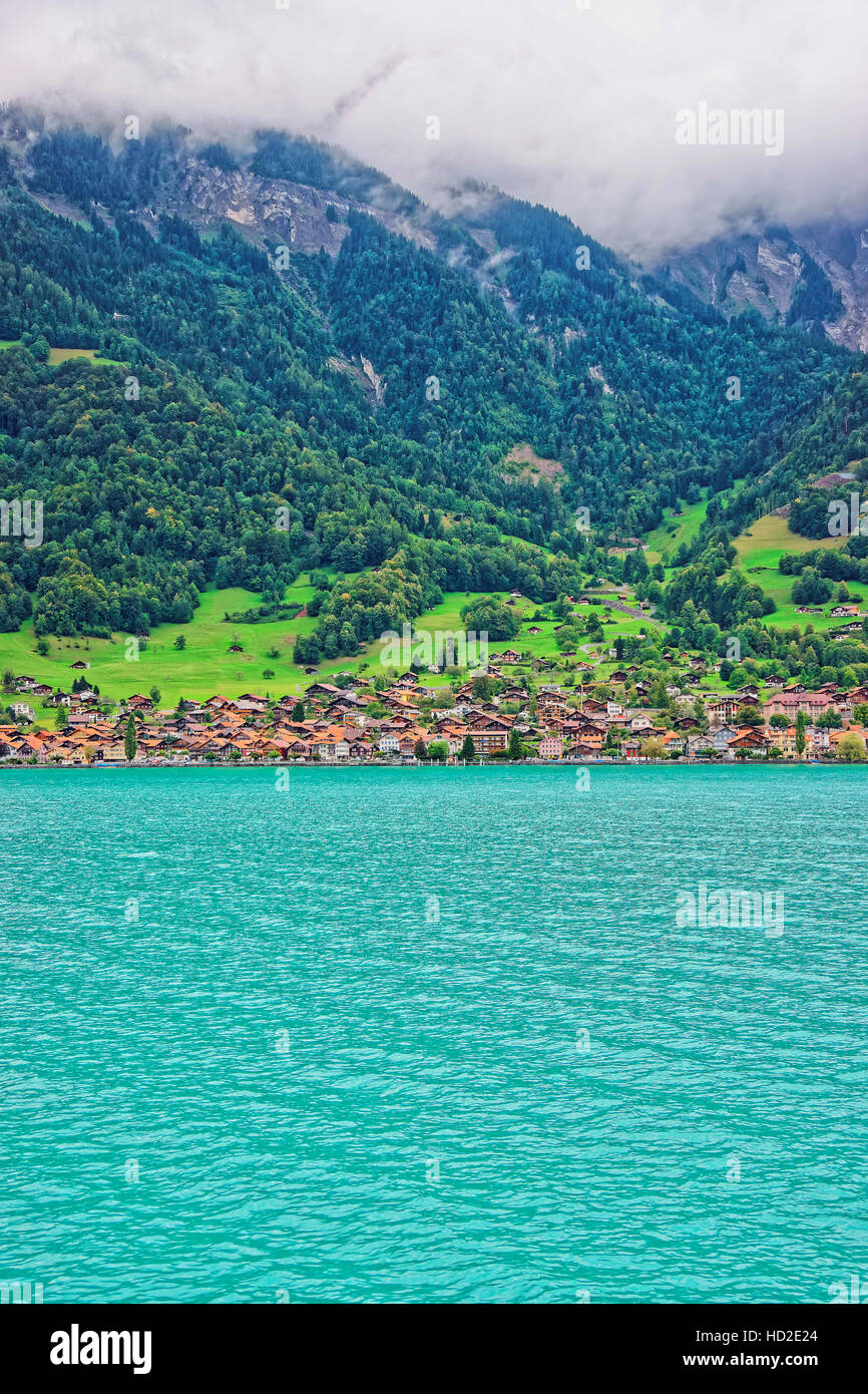 Traditionelle Schweizer Chalets auf dem Brienzersee und Brienzer Rothorn Berg in Interlaken im