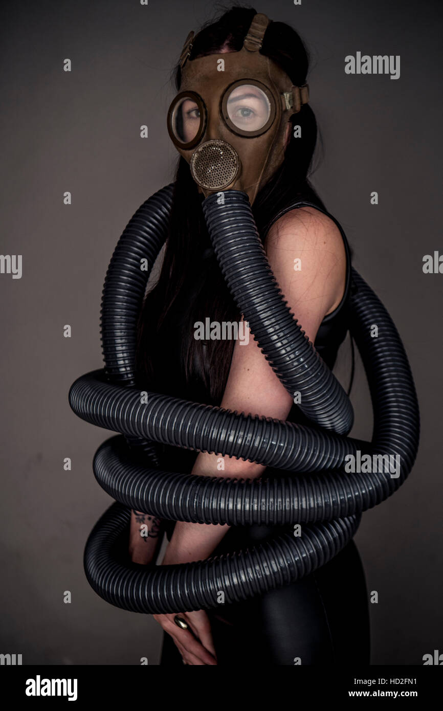 Sexuelle Fantasien und Perversion: gas Maske Fetisch-Fotografie -  Studio-Portraits - eine Frau mit einer Gasmaske verbunden in den Spulen der  Gummischlauch - UK Stockfotografie - Alamy