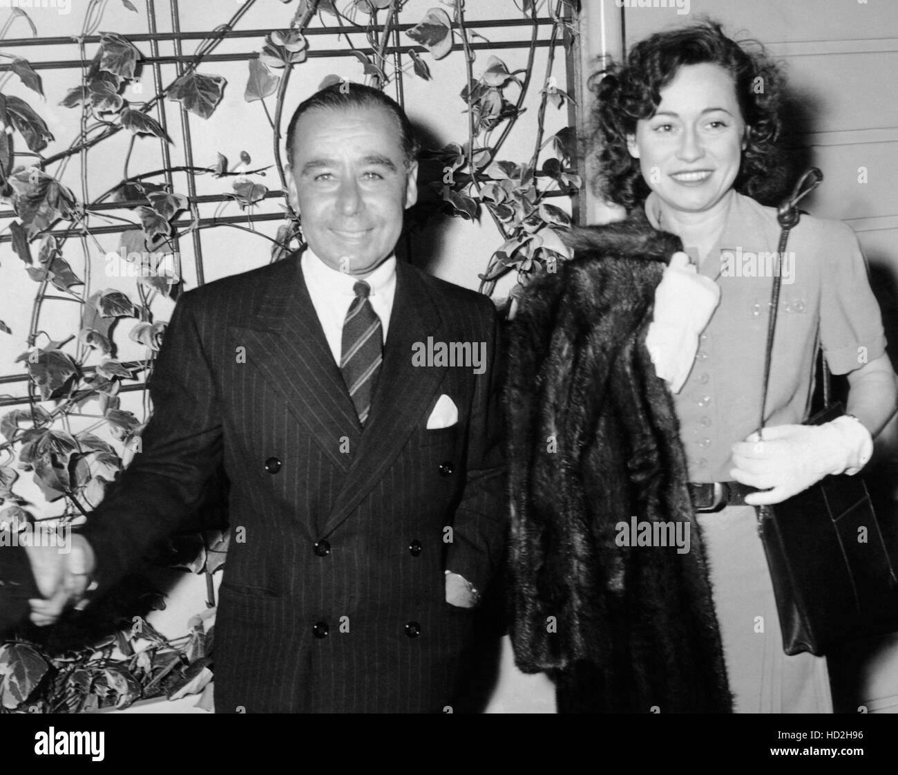 Peggy Ängste, rechts, und ihr Ehemann, A.C. Blumenthal, in Hollywood Park Racetrack, Juni 1939 Stockfoto