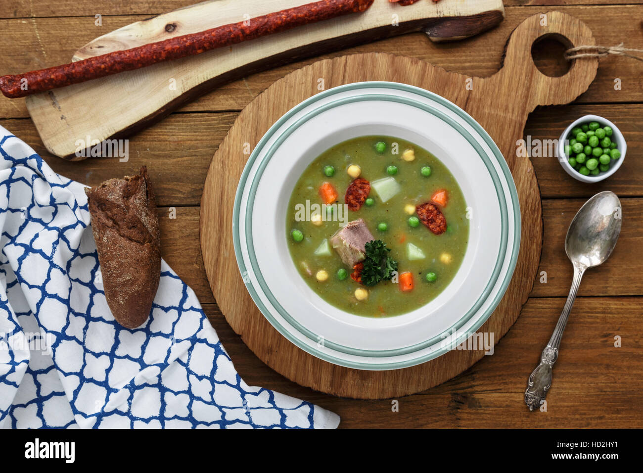 Herzhafte traditionelle holländische Erbsensuppe mit geräucherter Wurst ...