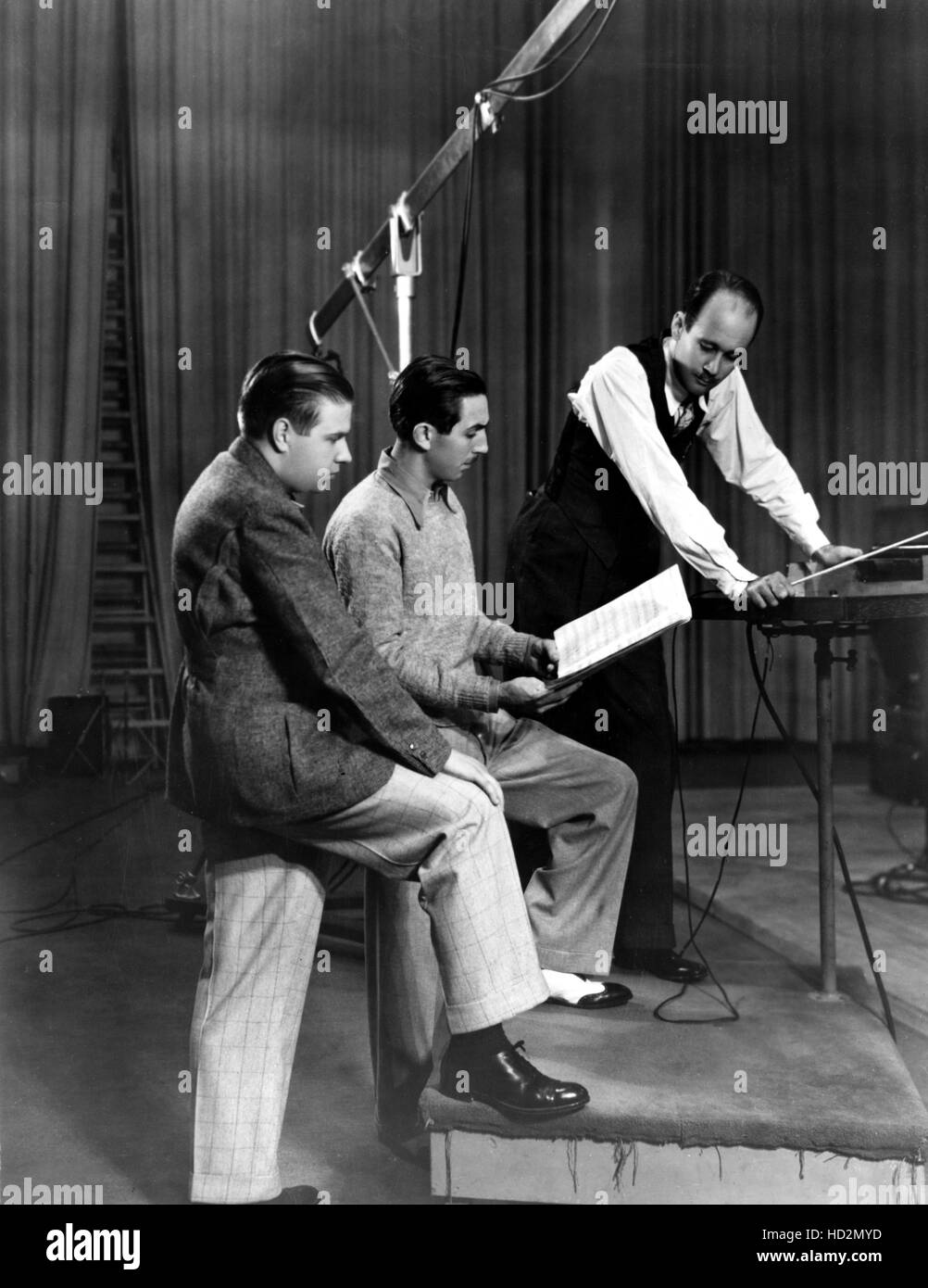 Walt Disney (Mitte) mit Musikdirektor Carl Stalling (rechts) in den frühen 1930er Jahren Stockfoto