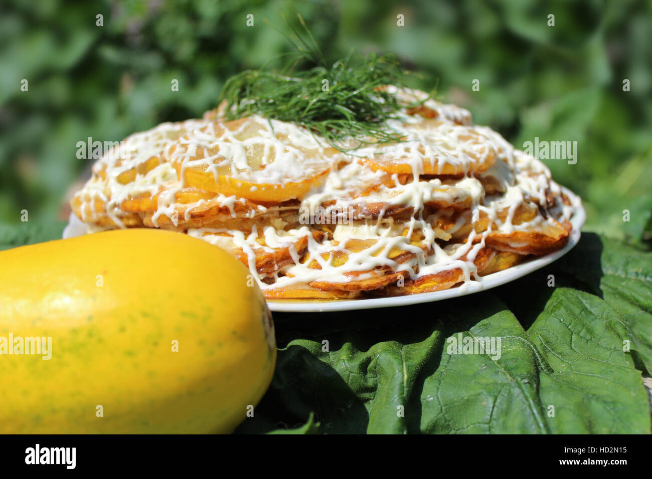 Gericht aus frischen gebratenen Zucchini in Soße und Frucht der zucchini Stockfoto