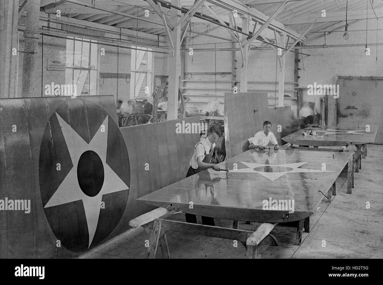 Arbeitnehmer, die Montage von Flugzeugtragflächen im ersten Weltkrieg, Lowe, Willard & Fowler Ingenieurbüro, College Point, Queens, New York, USA, Bain Nachrichtendienst, August 1917 Stockfoto