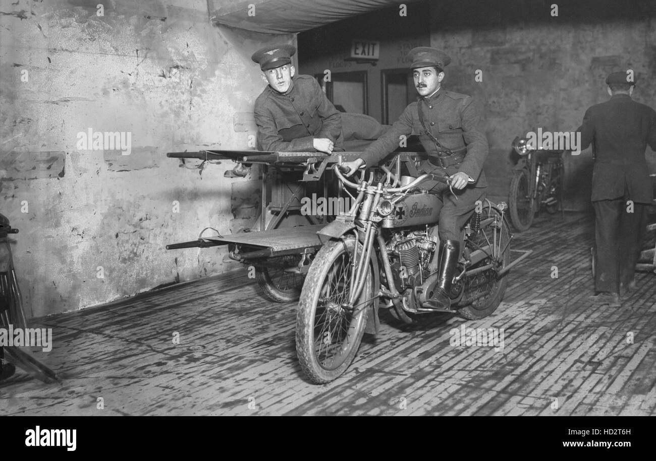 Soldaten auf Motorrad Krankenwagen auf Hero Land Basar, ein Krieg Relief profitieren im ersten Weltkrieg, Grand Central Palace, New York City, New York, USA, Bain Nachrichtendienst, Dezember 1917 Stockfoto