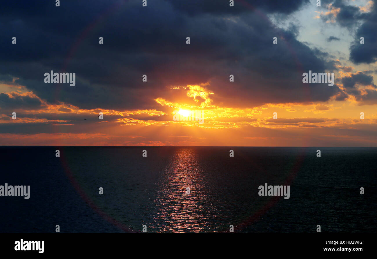 Meer Sonnenuntergang mit hellen tropischen Sonne, Foto closeup Stockfoto
