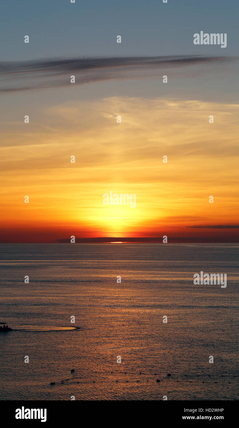 Meer Sonnenuntergang mit hellen tropischen Sonne, Foto closeup Stockfoto