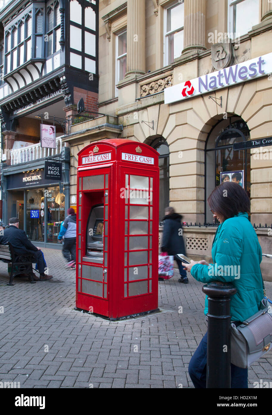 Neue ATM für redundante K 6 rote BT Telefonzelle, außerhalb NatWest Bank, Cheshire. UK. Das Feld ist ein Original von 1938 und die einzige große Änderung, die durchgeführt werden, ist das äußere Zeichen von Telefon zu Free Cash ATM zu ändern. Es werden Karten für die meisten großen Banken und Gebühren wie im Fall mit anderen ATM Maschinen anzuwenden. Stockfoto