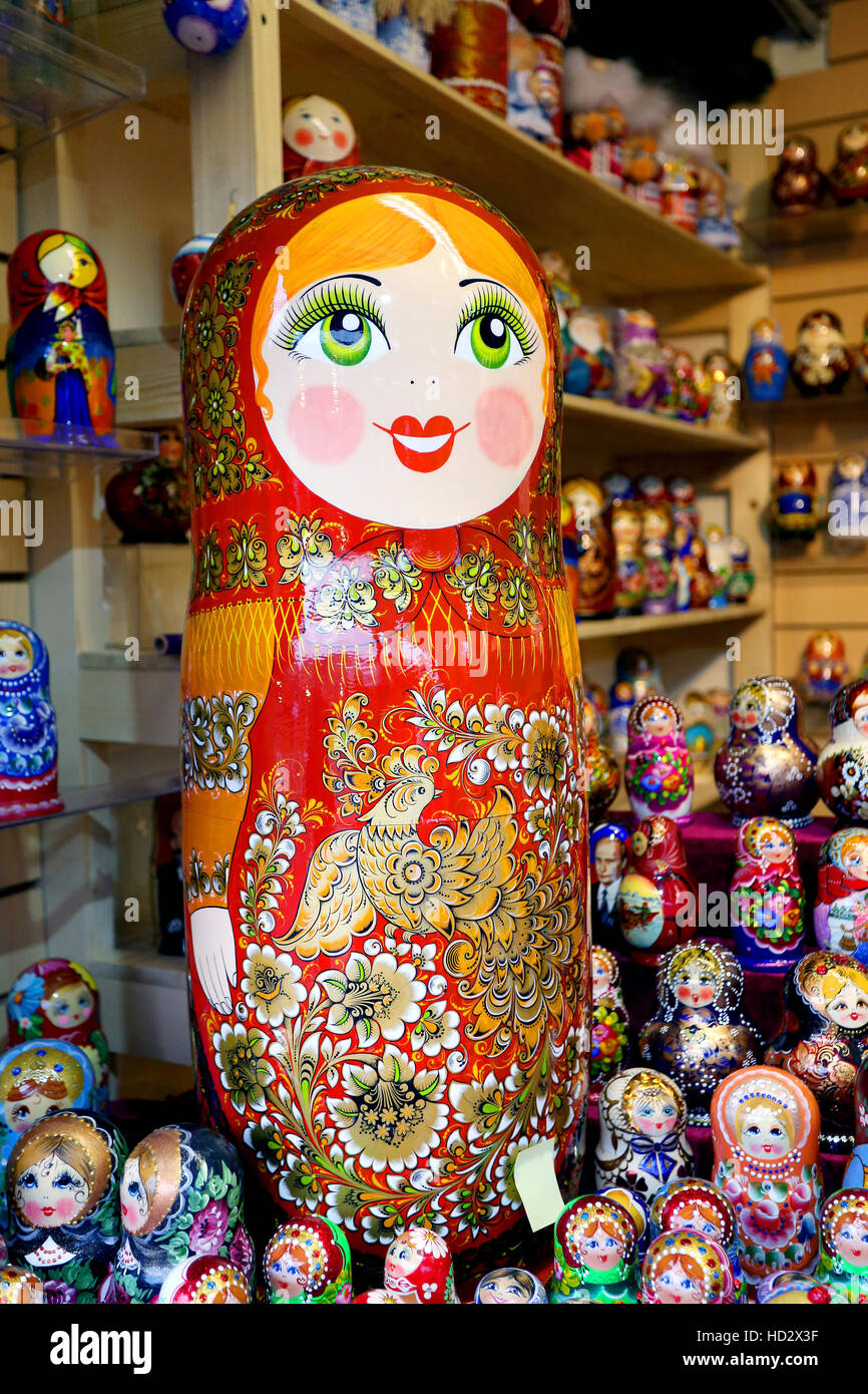 Schöne russische Spielzeug Puppen fotografiert in Nahaufnahme Stockfoto