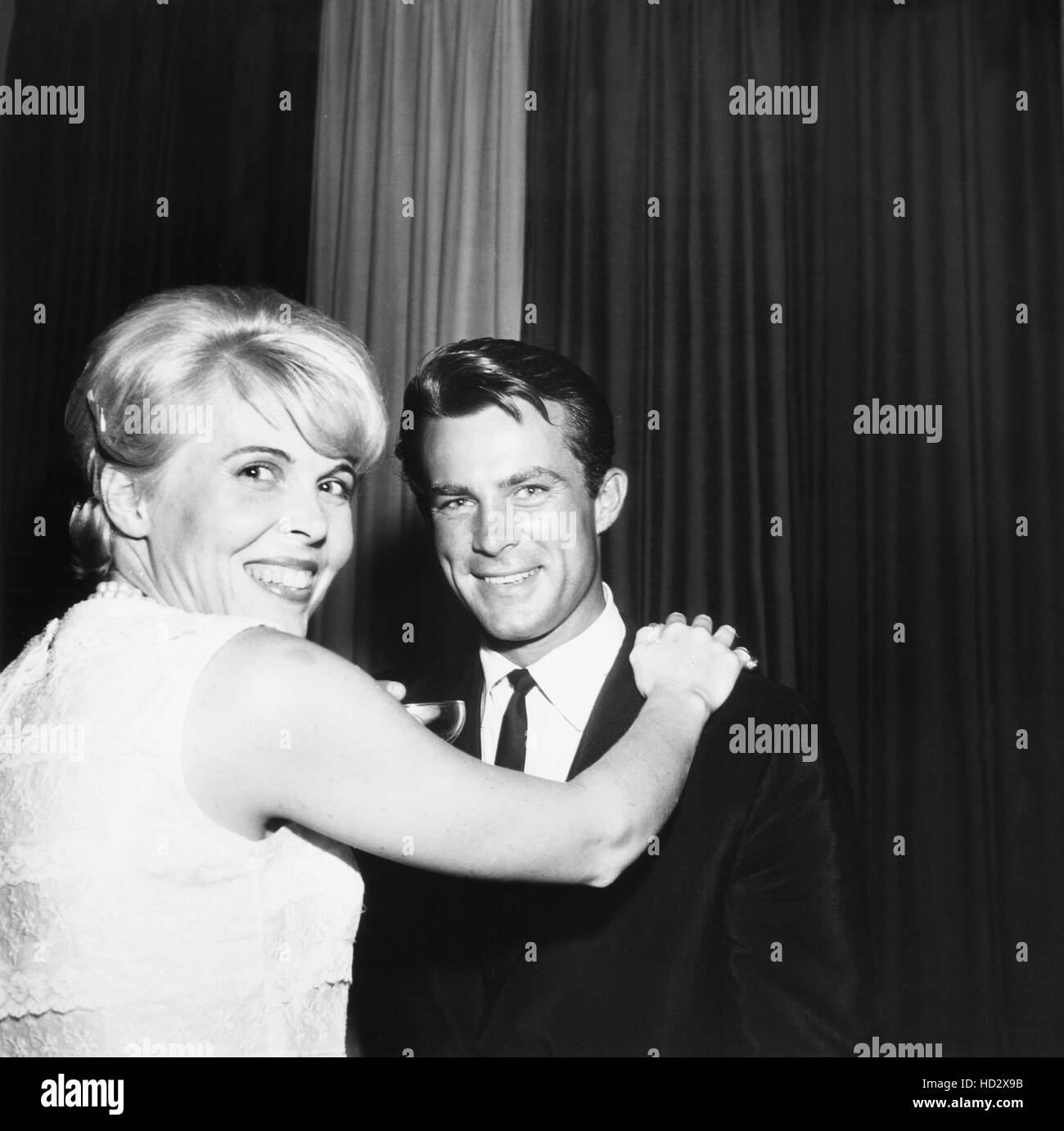 Robert Conrad Rechts Mit Seiner Frau Joan Kenlay Conrad 1963 Stockfotografie Alamy