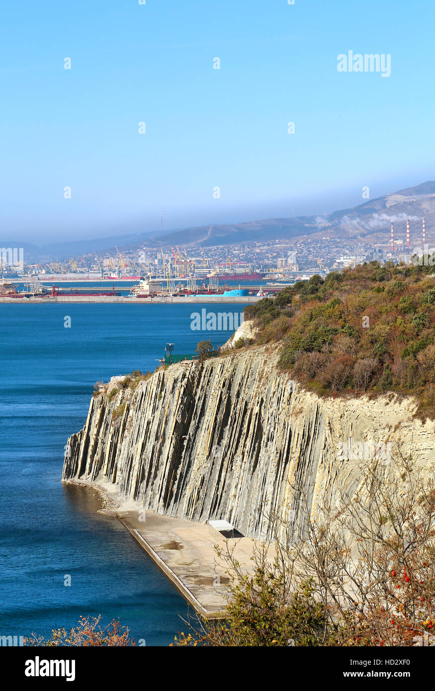 Wunderschöne Landschaft des Schwarzen Meeres mit Blick auf die Stadt in Russland, Noworossijsk Stockfoto