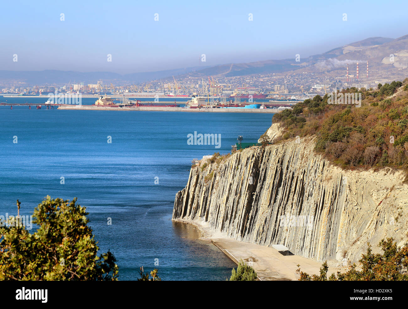 Wunderschöne Landschaft des Schwarzen Meeres mit Blick auf die Stadt in Russland, Noworossijsk Stockfoto