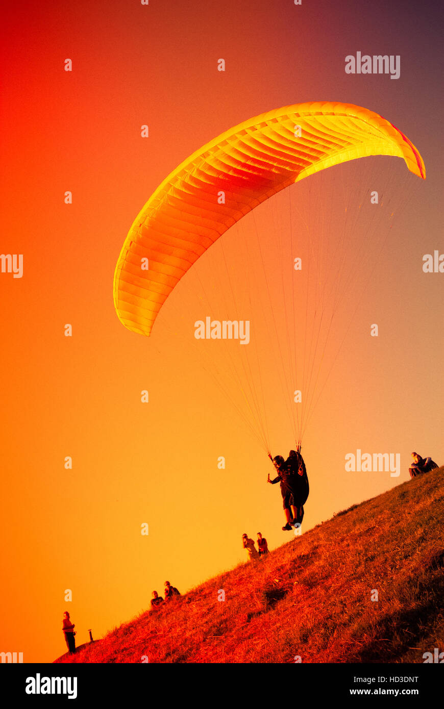 Gleitschirme auf die orange sky in Bielsko Biala Zar Berg in Polen fliegen Stockfoto