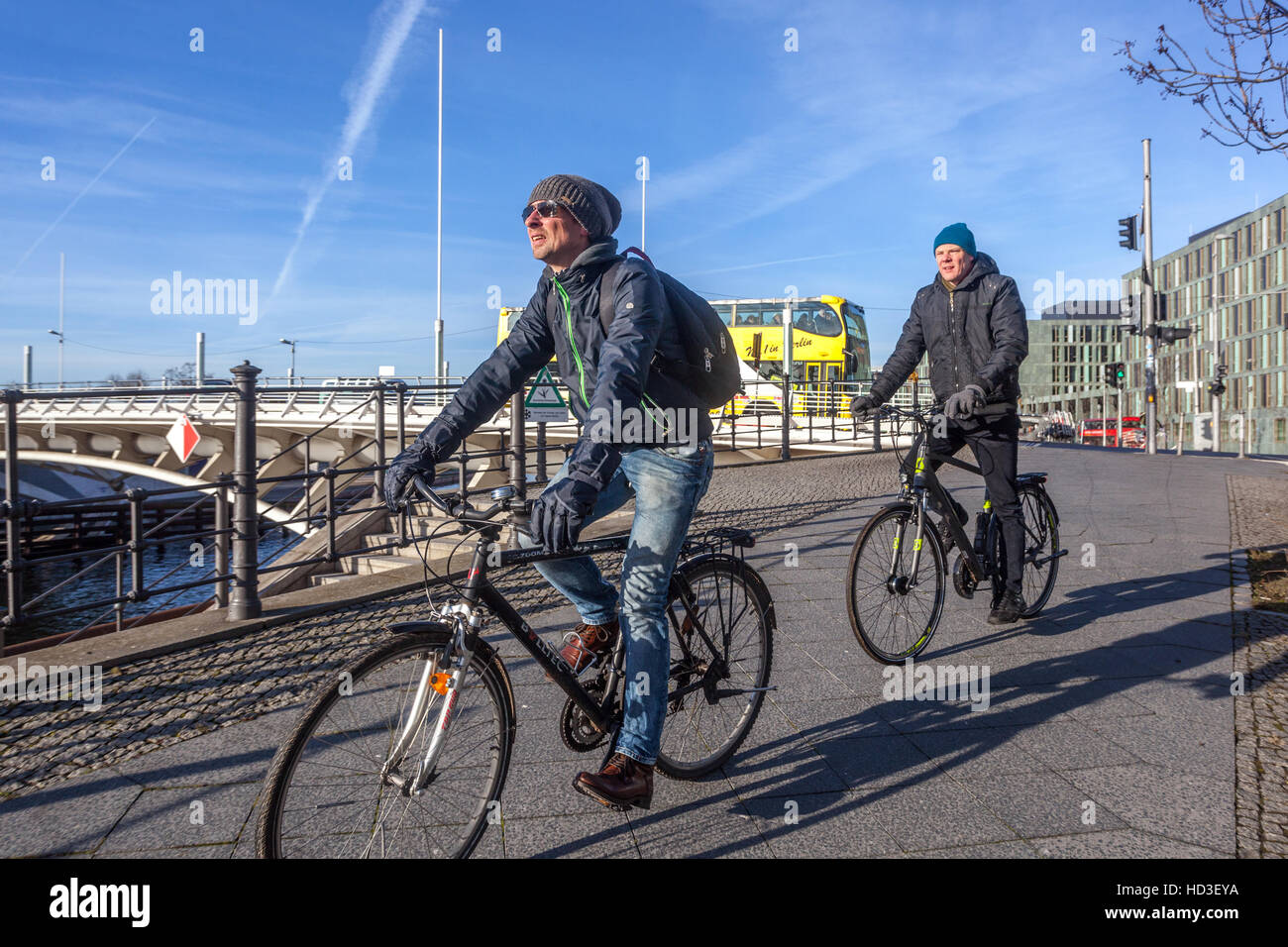 Menschen fahren Fahrrad, Touristen auf dem Fahrrad in der Nähe der Kronprinzbrücke, Berlin Radfahren Deutschland Radtourismus City Radweg Radfahren entlang des Spreekanals Stockfoto