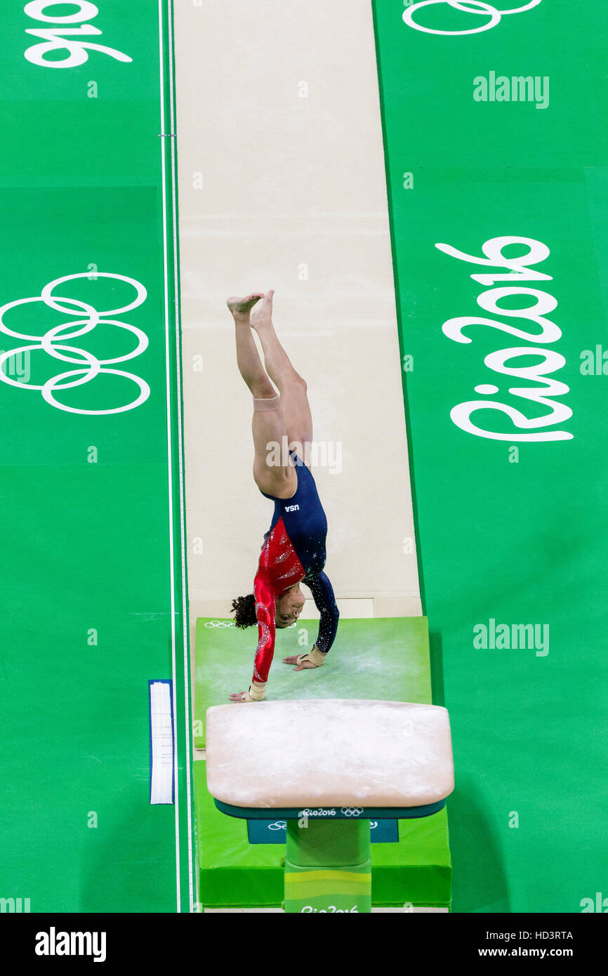 Rio De Janeiro, Brasilien. 7. August 2016.  Lauren Hernandez (USA) führt auf den Tresor im Zeittraining Damen Gymnastik auf die 2016 Olympischen Sommer- Stockfoto