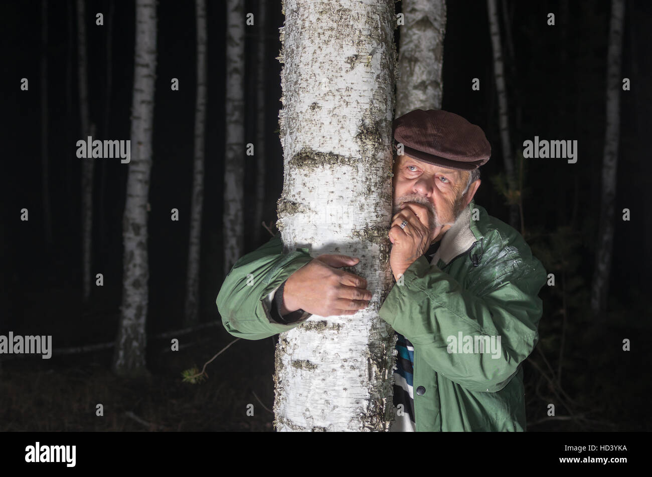 Porträt von trauriger senior Mann verlor im Birkenwald Stockfoto