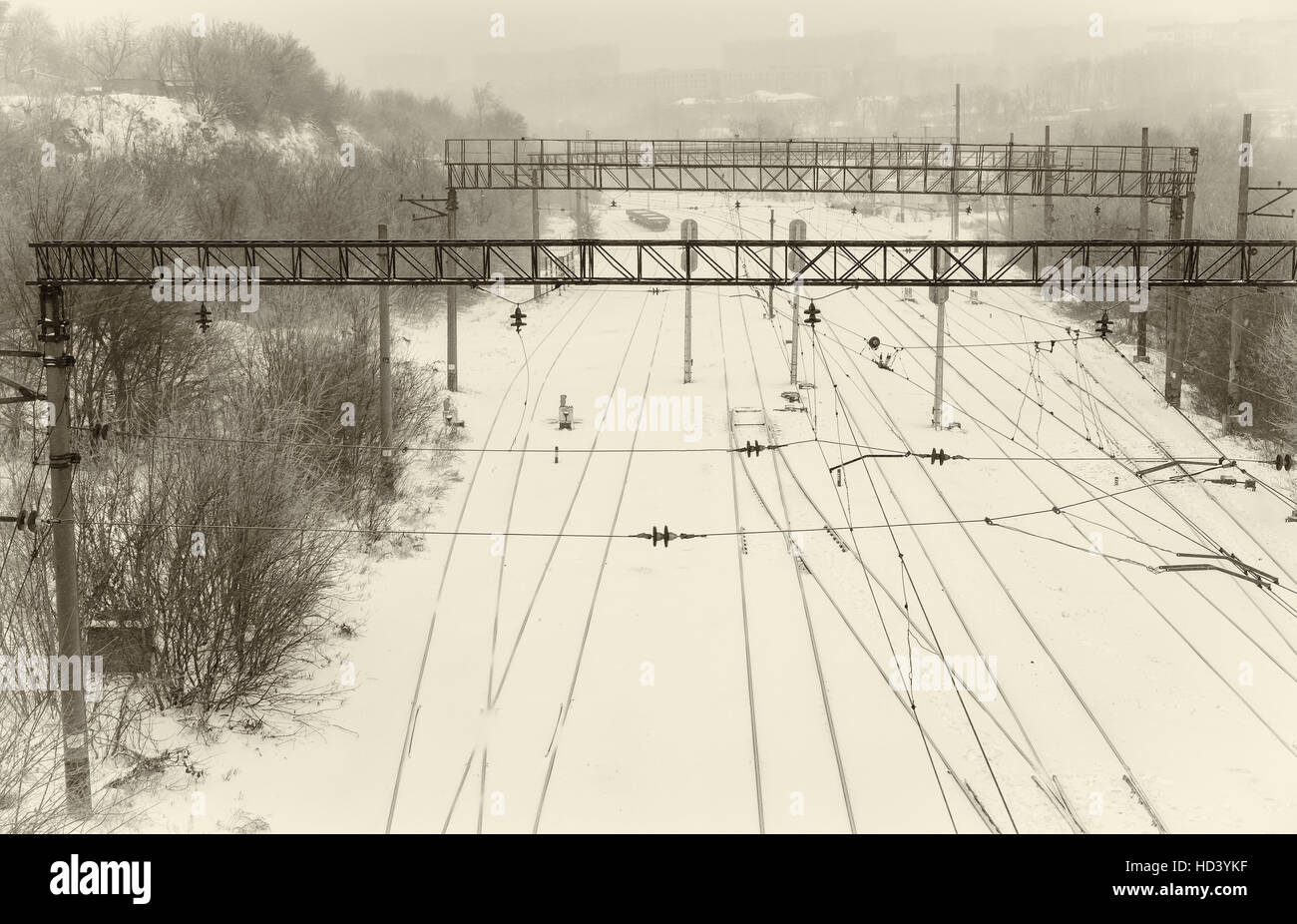 Winterlandschaft mit leeren Eisenbahn-Infrastruktur in der Ukraine Stockfoto
