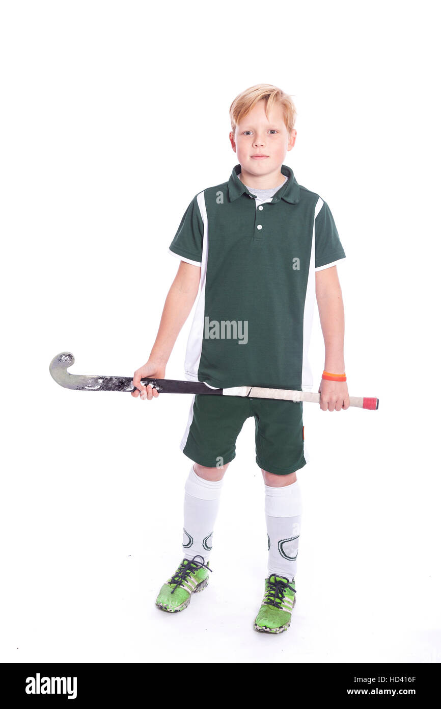 blonde kaukasische junge mit Feld-Hockey-Stick und Ball vor weißem Hintergrund Stockfoto