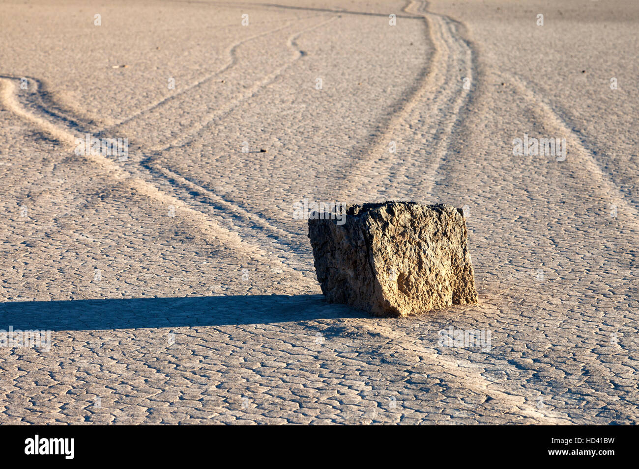 Viele Wanderwege links durch die Felsen auf dem Racetrack Playa in Death Valley Nationalpark Segeln zeugt von den Felsen Bewegung über die Playa. Die Rennstrecke Stockfoto