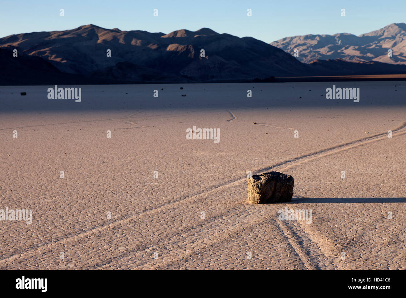 Die Spuren von einem Felsen, Segeln auf dem Racetrack Playa im Death Valley National Park zeugt von den Felsen Bewegung über die Playa. Die Rennstrecke Stockfoto
