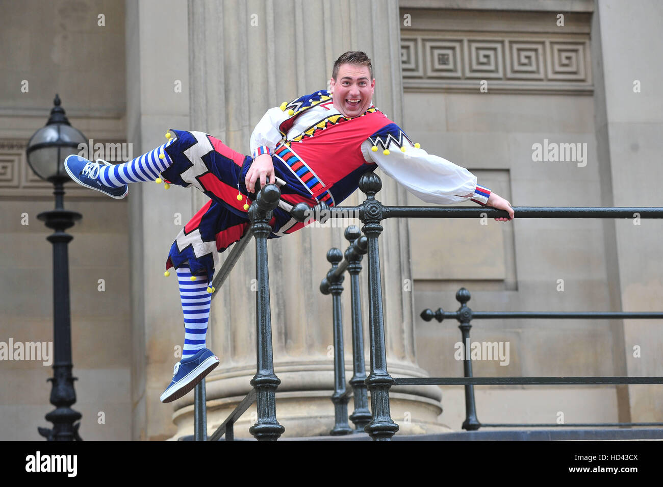 Die Besetzung von Liverpool Empire Christmas Panto, Schneewittchen und die sieben Zwerge, Jorgie Porter, Leanne Campbell, Liam Mellor und Stephen Fletcher versammelten sich auf den Stufen des St Georges Hall, Liverpool für einen Fototermin, diesjährigen Panto zu fördern.  Mitwirkende: Stockfoto