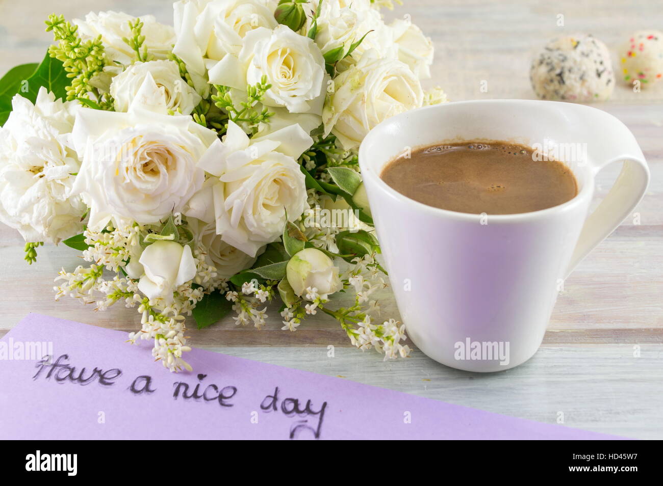 weiße Rosen, Kaffee und eine schönen Tag Notiz auf einem Tisch Stockfoto