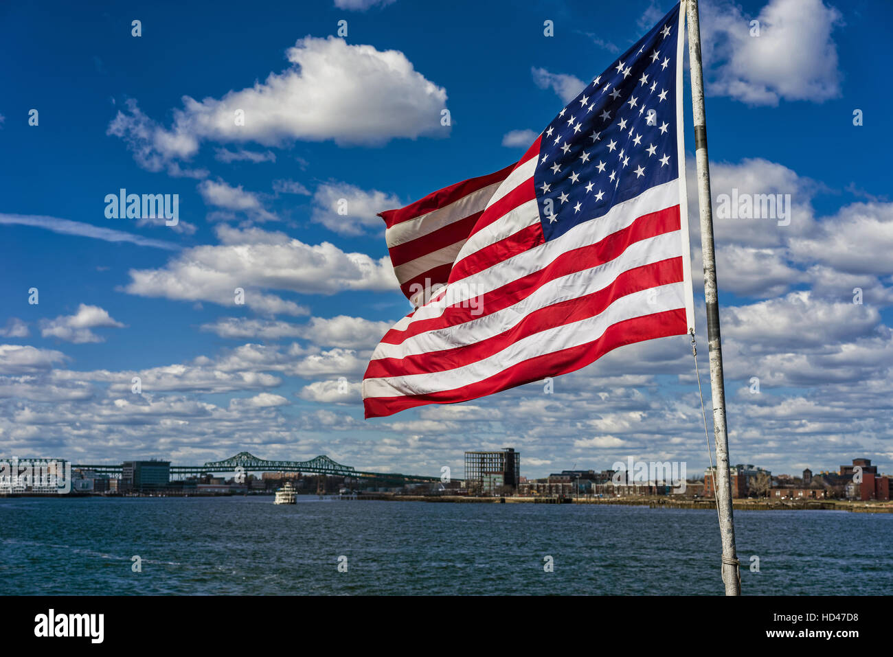 Skyline der Stadt und der Flagge der Vereinigten Staaten von Amerika in Boston, USA. Es ist eines der wichtigsten Symbole des Landes und besteht aus 13 horizontalen Streifen Stockfoto
