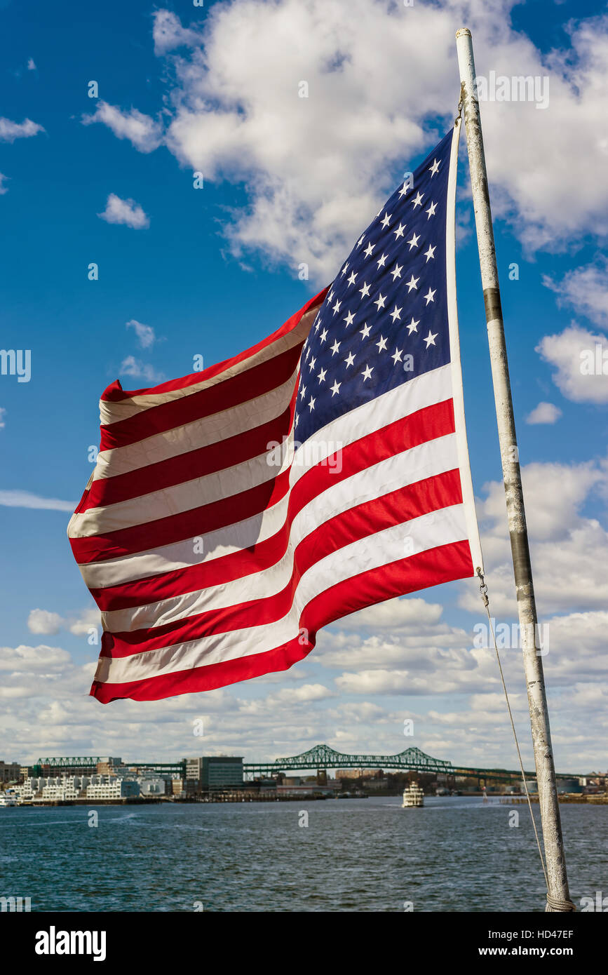 Amerikanischen Nationalflagge und Gebäude von Boston in den Vereinigten Staaten. Die aktuelle Version der Flagge mit 13 Querstreifen und 50 kleine Sterne war Stockfoto