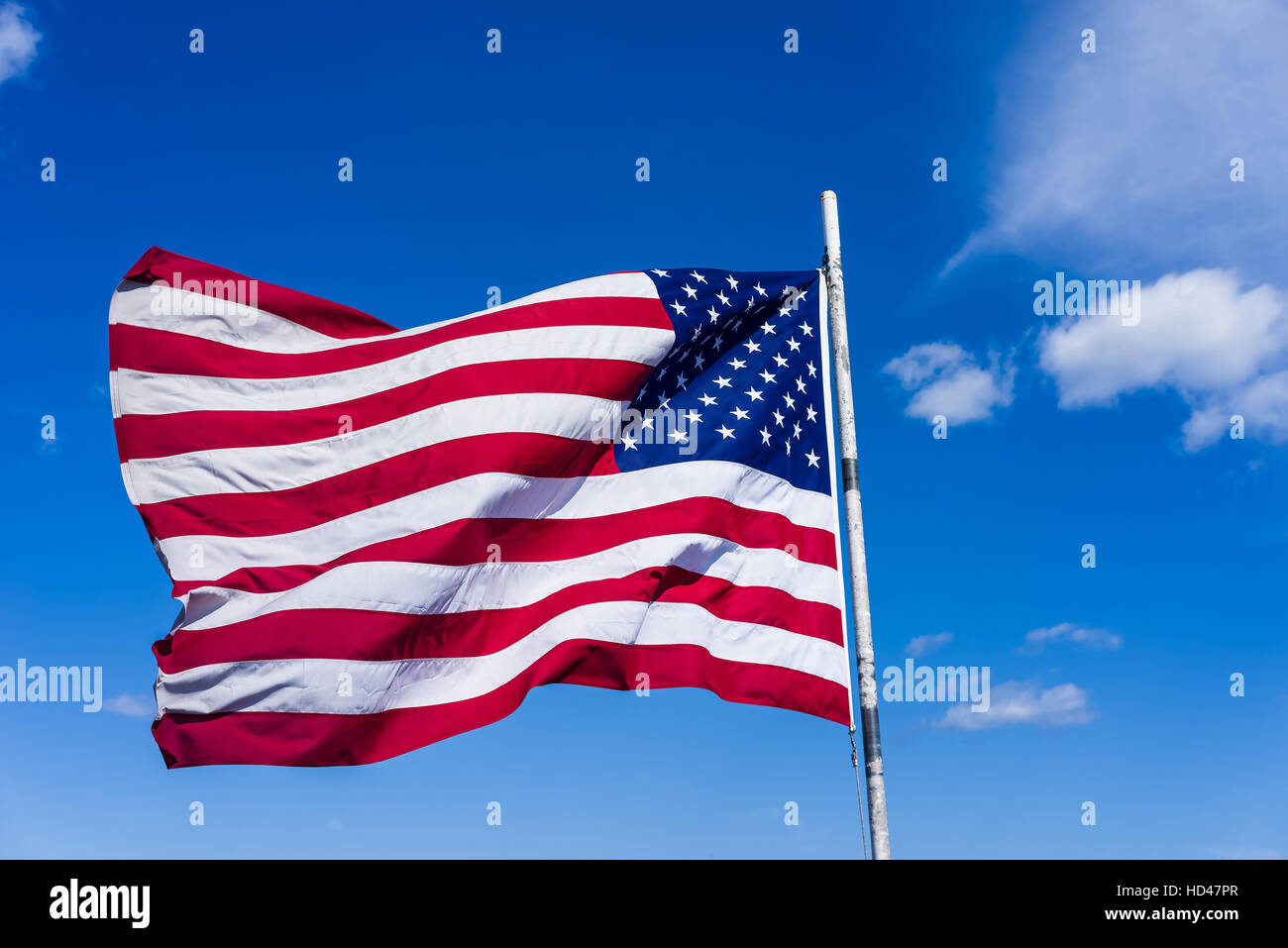 Flagge der Vereinigten Staaten vor den Himmel in Boston, USA. Es besteht aus 13 horizontalen Streifen und 50 weißen Sternen. Jeder Stern symbolisiert t Stockfoto