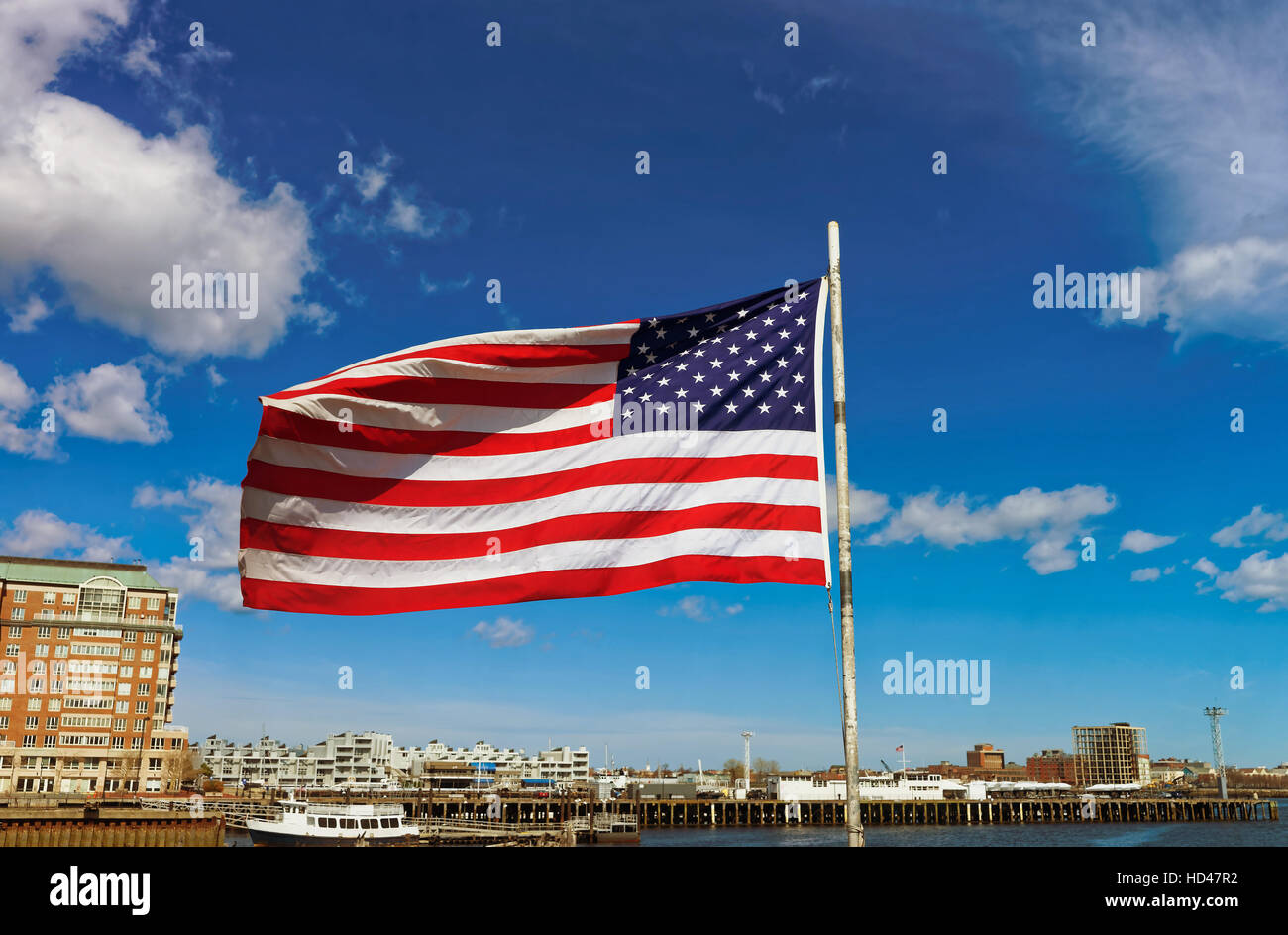 Skyline der Stadt und der Flagge der Vereinigten Staaten in Boston, USA. Das nationale Symbol besteht aus 13 Streifen und 50 kleine weiße Sterne, die jede St vertreten Stockfoto