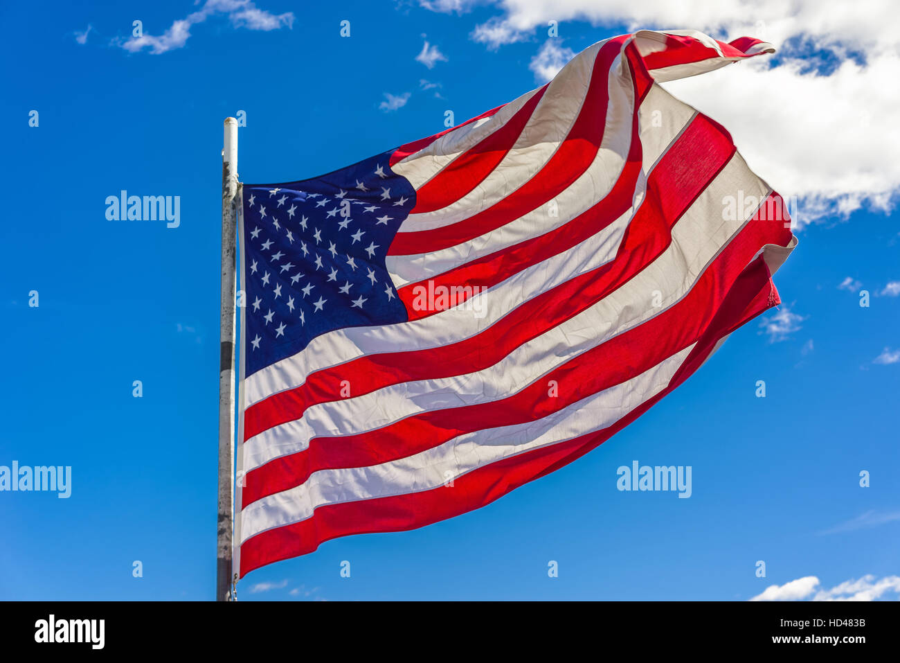 Flagge der Vereinigten Staaten von Amerika in Boston, USA. Freuen Sie sich auf 13 Streifen und 50 Sterne für jeden Staat. Die ursprüngliche Flagge mit dreizehn Sternen war ado Stockfoto