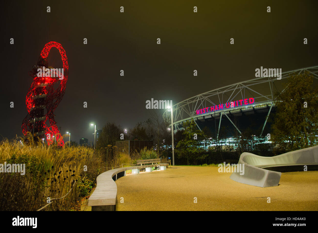 Queen Elizabeth Olympic Park und London Stadium. West Ham United Football Club. Orbit. Nachtaufnahmen Stockfoto