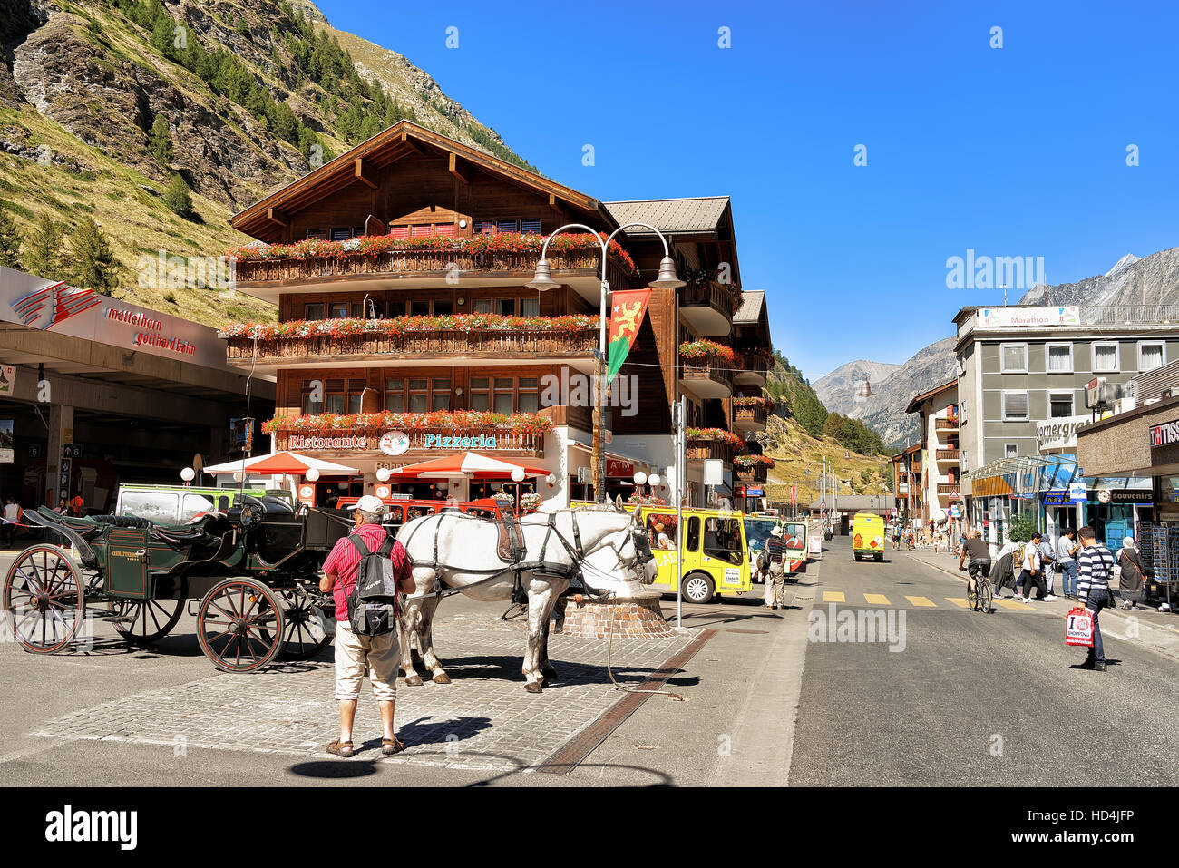 Zermatt, Schweiz - 24. August 2016: Pferd Fahrzeug und Touristen im Zentrum der Stadt in Zermatt, Kanton Wallis in der Schweiz im Sommer. Stockfoto