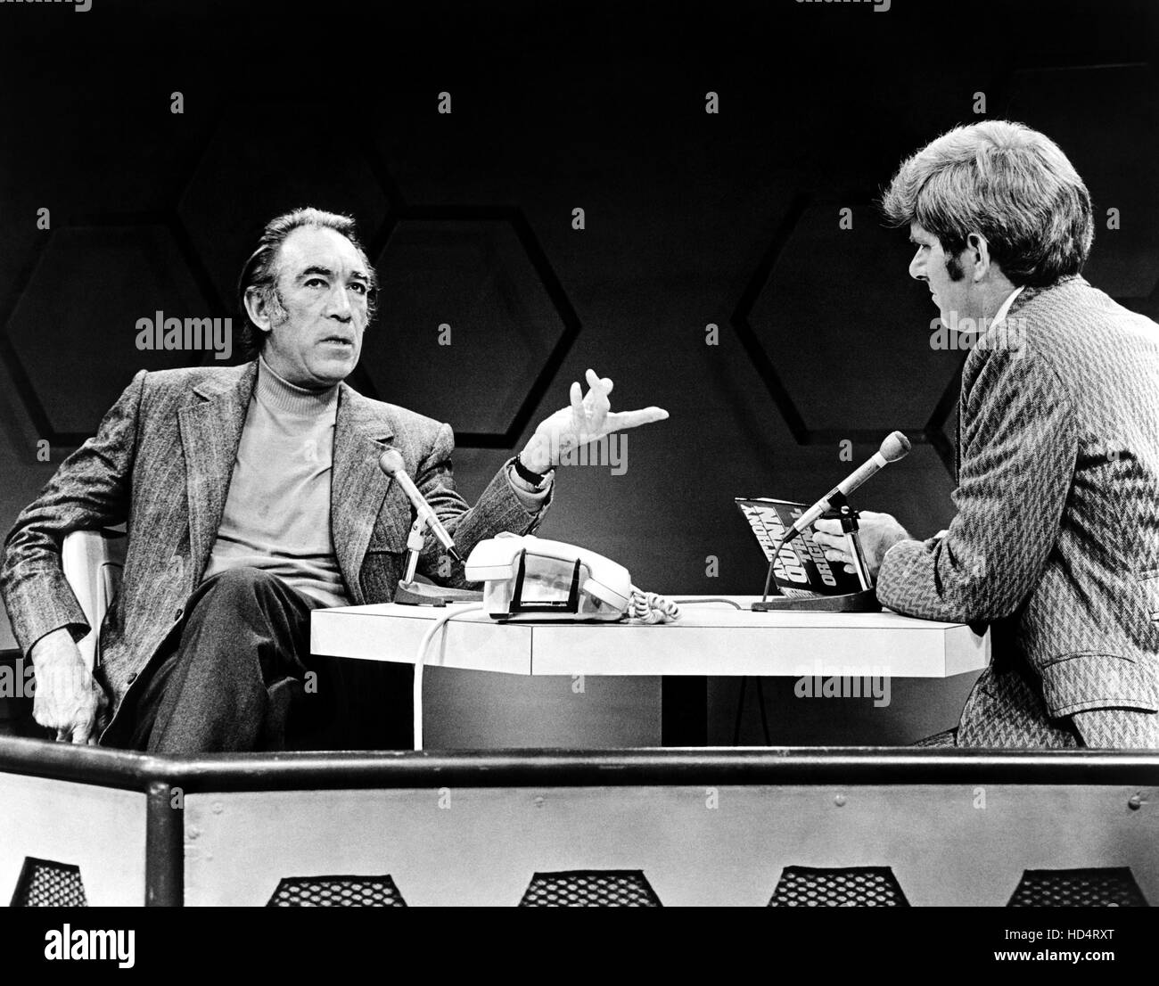 DONAHUE (aka THE PHIL DONAHUE SHOW), von links Anthony Quinn, Phil