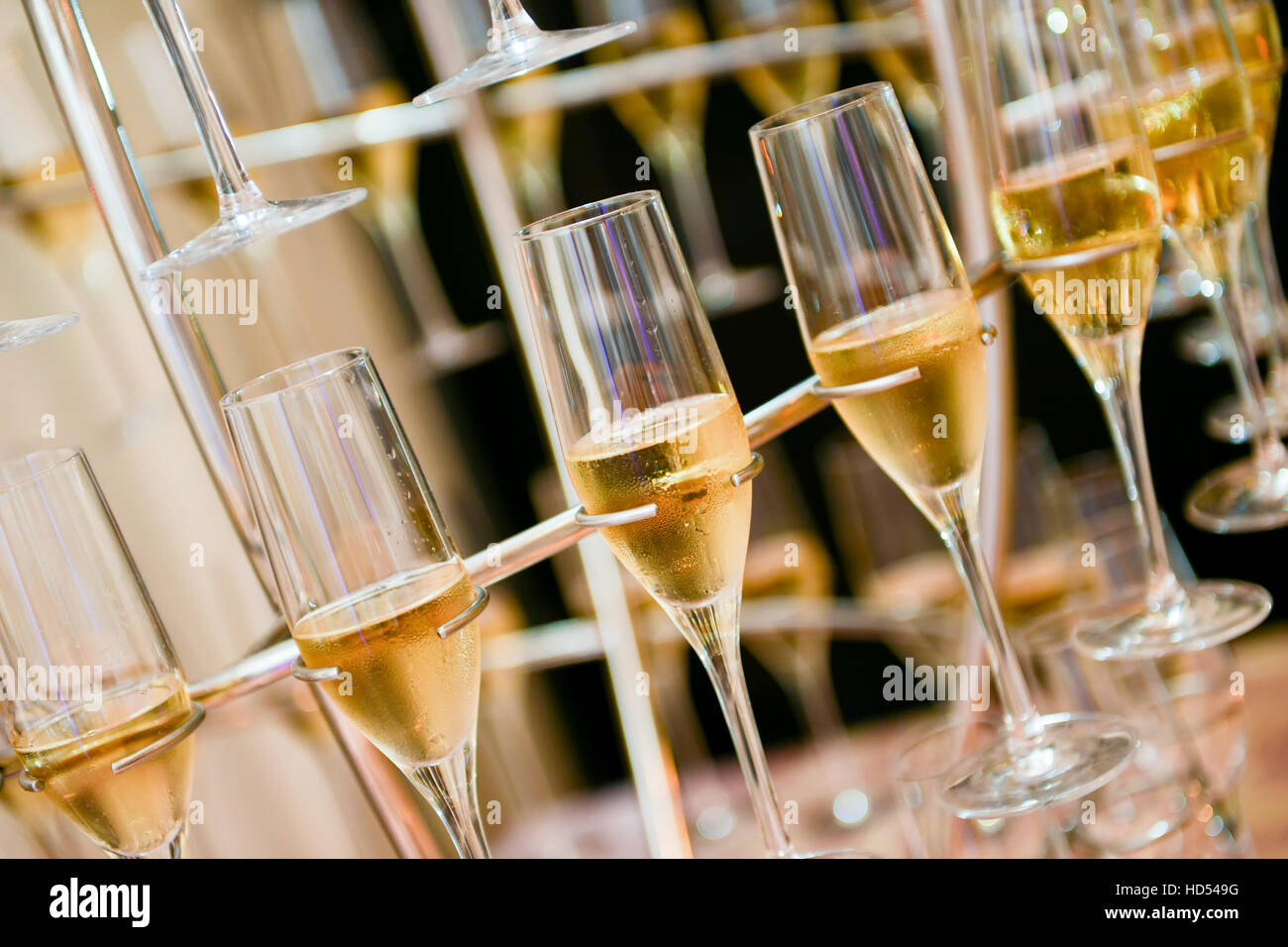 Glas Sekt auf die Unterstützung bei Tageslicht Stockfoto