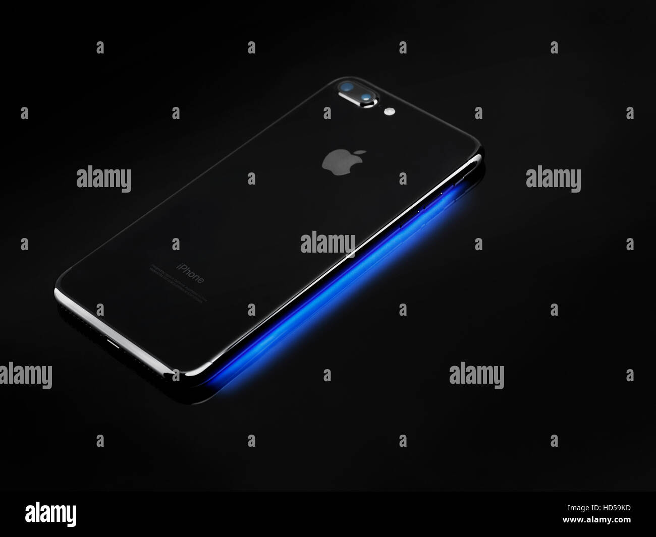 Kunstlerischen Stillleben Des Apple Iphone 7 Plus Auf Blaues Licht Aus Seinem Display Auf Schwarzem Hintergrund Stockfotografie Alamy