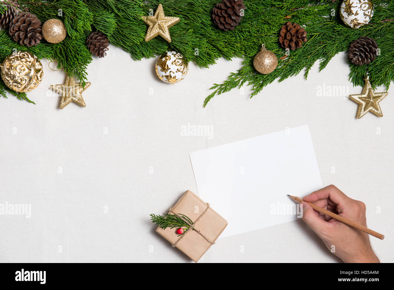 Handschrift Buchstabenkarten auf Weihnachten Hintergrund mit Kopie Raumkomposition Stockfoto