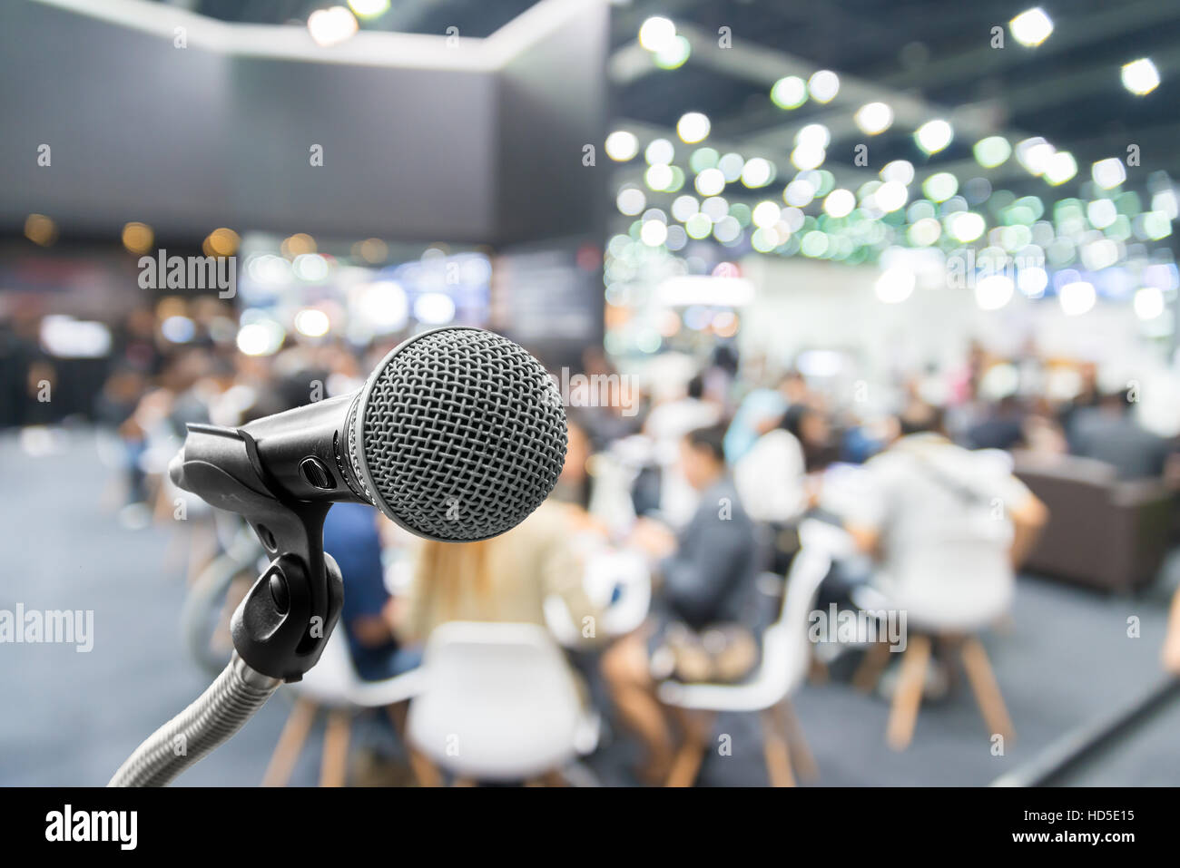 Mikrofon mit abstrakten verschwommenes Foto von Hall oder Seminar Konferenzraum mit Teilnehmer und Bokeh, Business-Meeting Konzept Stockfoto