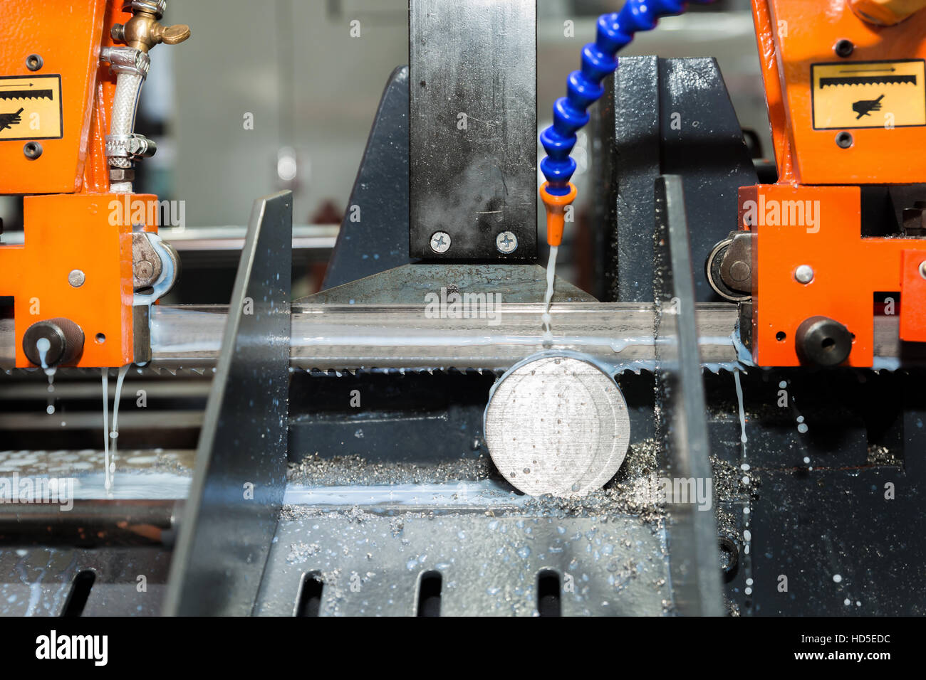 Bandsäge schneiden Werkzeugmaschine Stahlstange durch automatischen Vorschub in der Fabrik arbeiten. Closeup am Automaten. Stockfoto