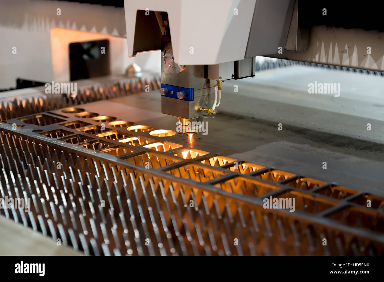 Hoher Präzision CNC Laserschneiden, Blech und Metall-Leitung in Betrieb. Stockfoto