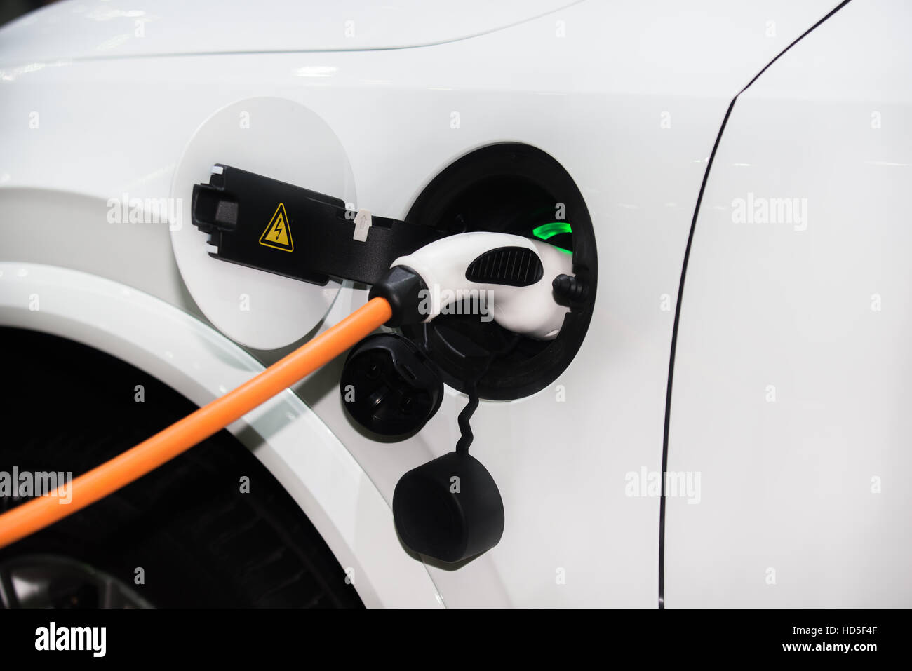 Stromversorgung für Hybrid-Elektro-Auto aufladen. Öko-Auto-Konzept. Stockfoto