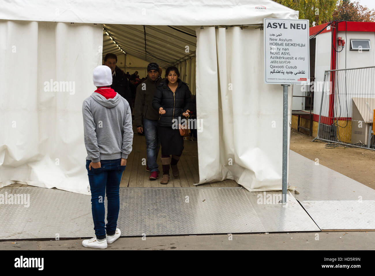 BERLIN - 30. Oktober 2015: Zentrum für den Empfang und Registrierung der Flüchtlinge - LaGeSo. Stockfoto