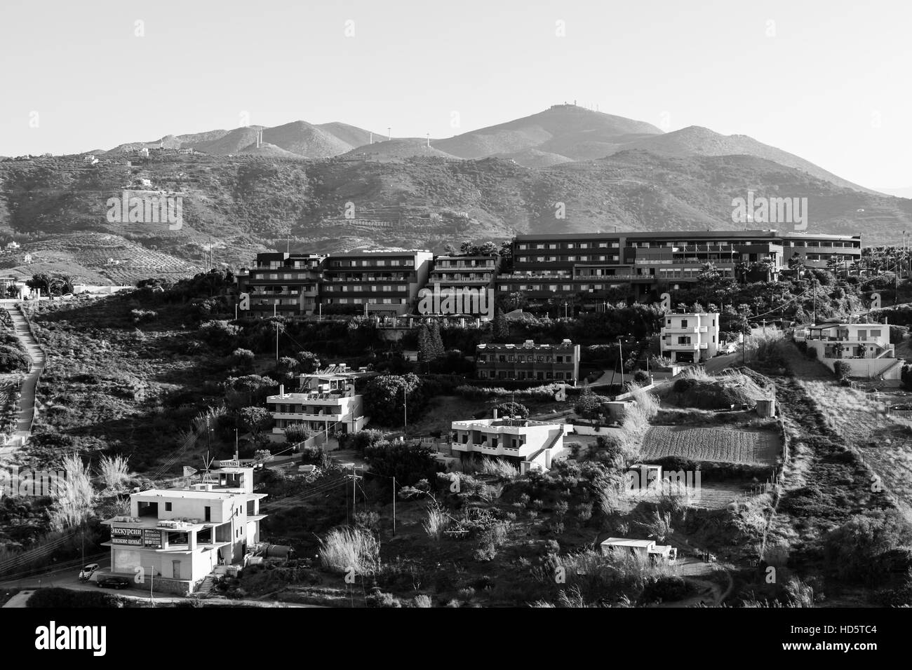 Griechenland. Die Insel Kreta. Agia Pelagia. Hotels auf einem Hügel im Dorf Mononaftis. Stockfoto