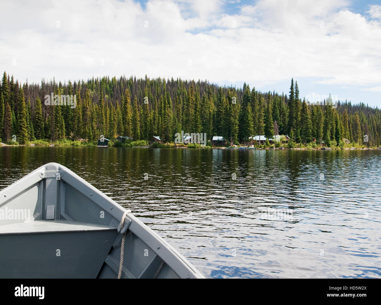 Fahrt mit einem kleinen Boot auf dem Weg zu einem Fishing Lodge auf Caverhill Lake, British Columbia. Stockfoto