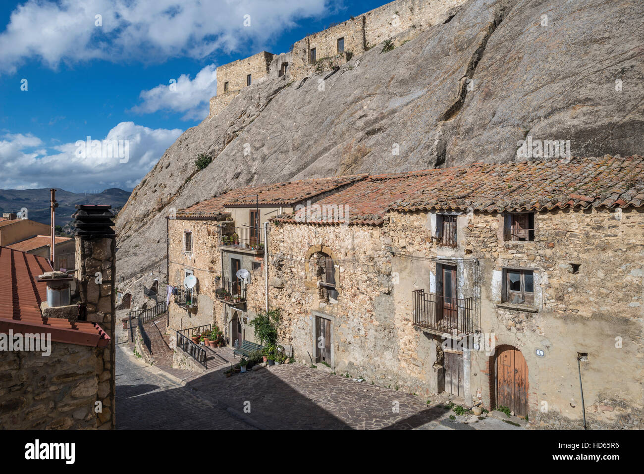 Häuser aus Stein gebaut entlang der Felswand, Sperlinga, Sizilien, Italien Stockfoto